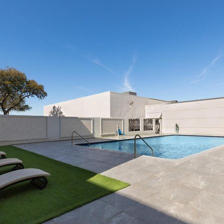 מלון אירווינג Ramada By Wyndham Dfw Airport מראה חיצוני תמונה