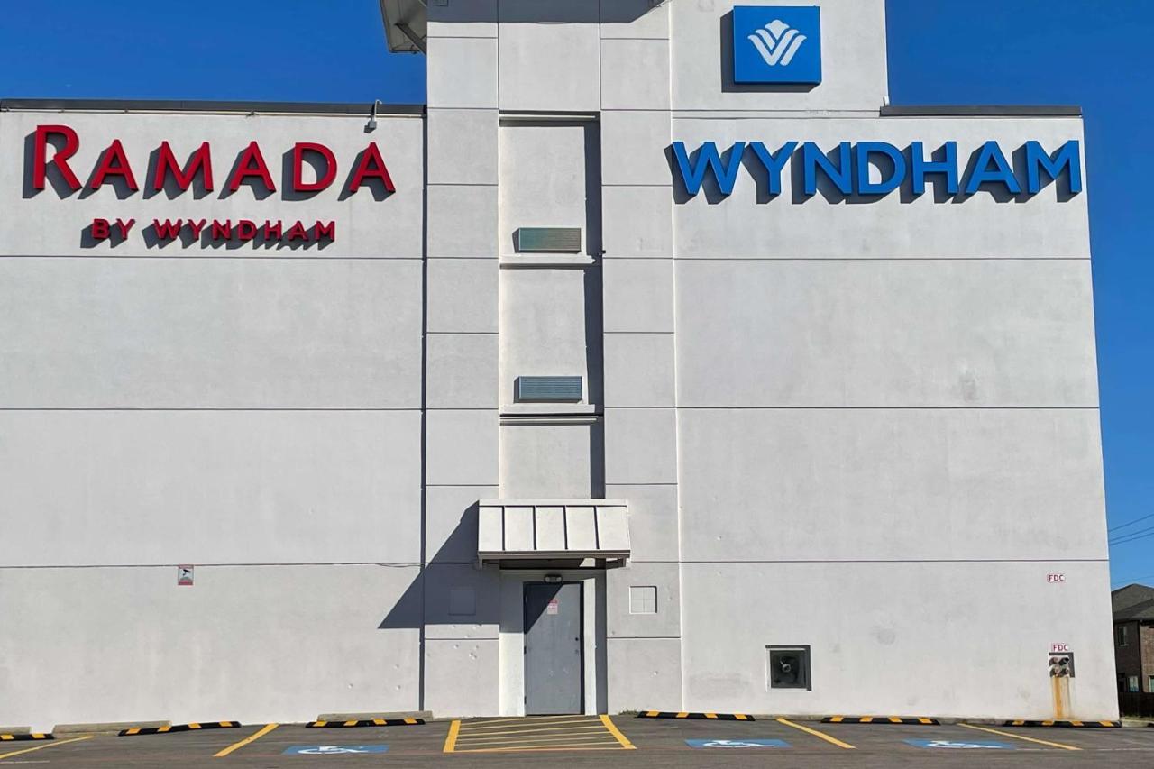 מלון אירווינג Ramada By Wyndham Dfw Airport מראה חיצוני תמונה
