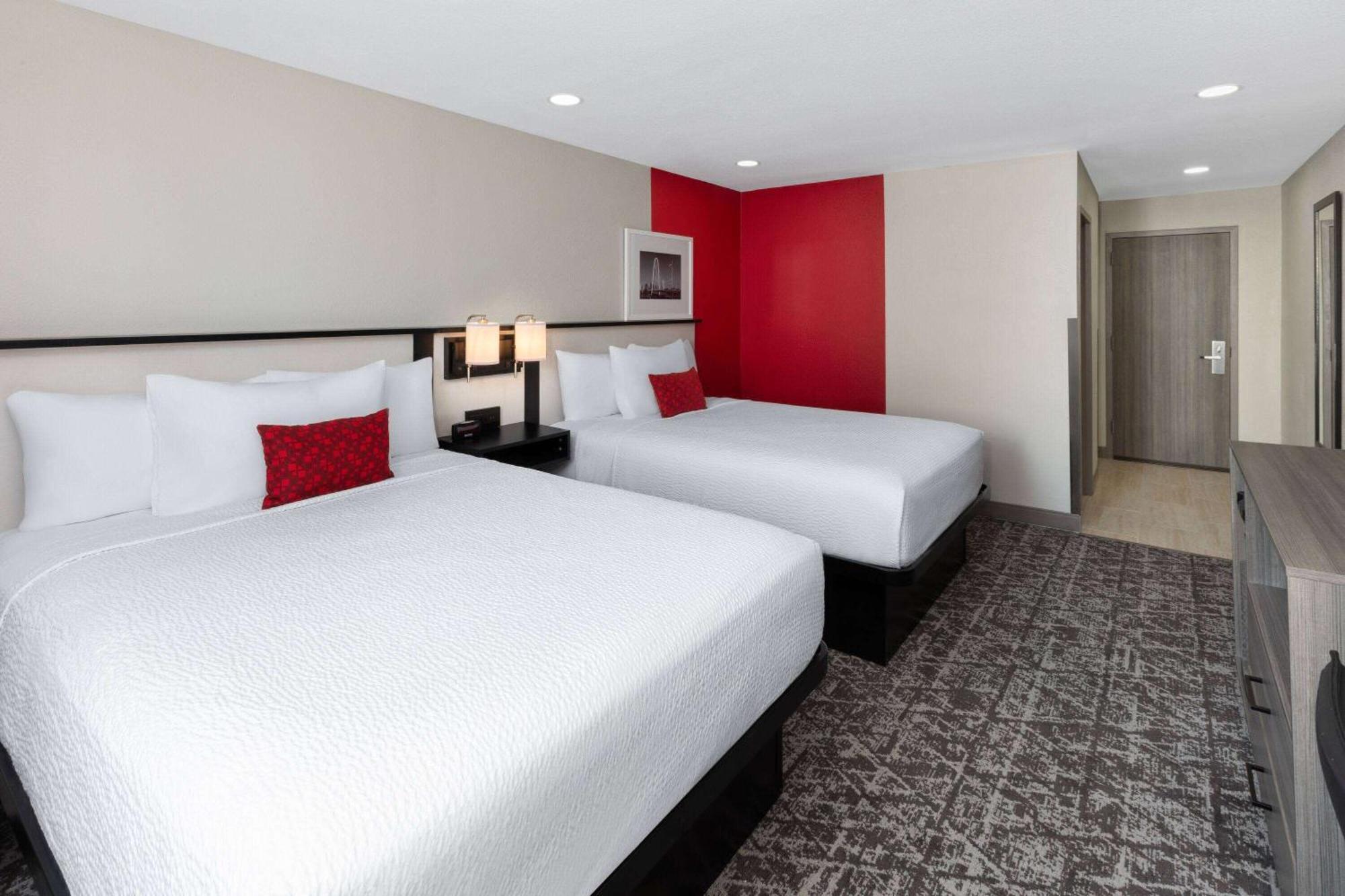 מלון אירווינג Ramada By Wyndham Dfw Airport מראה חיצוני תמונה
