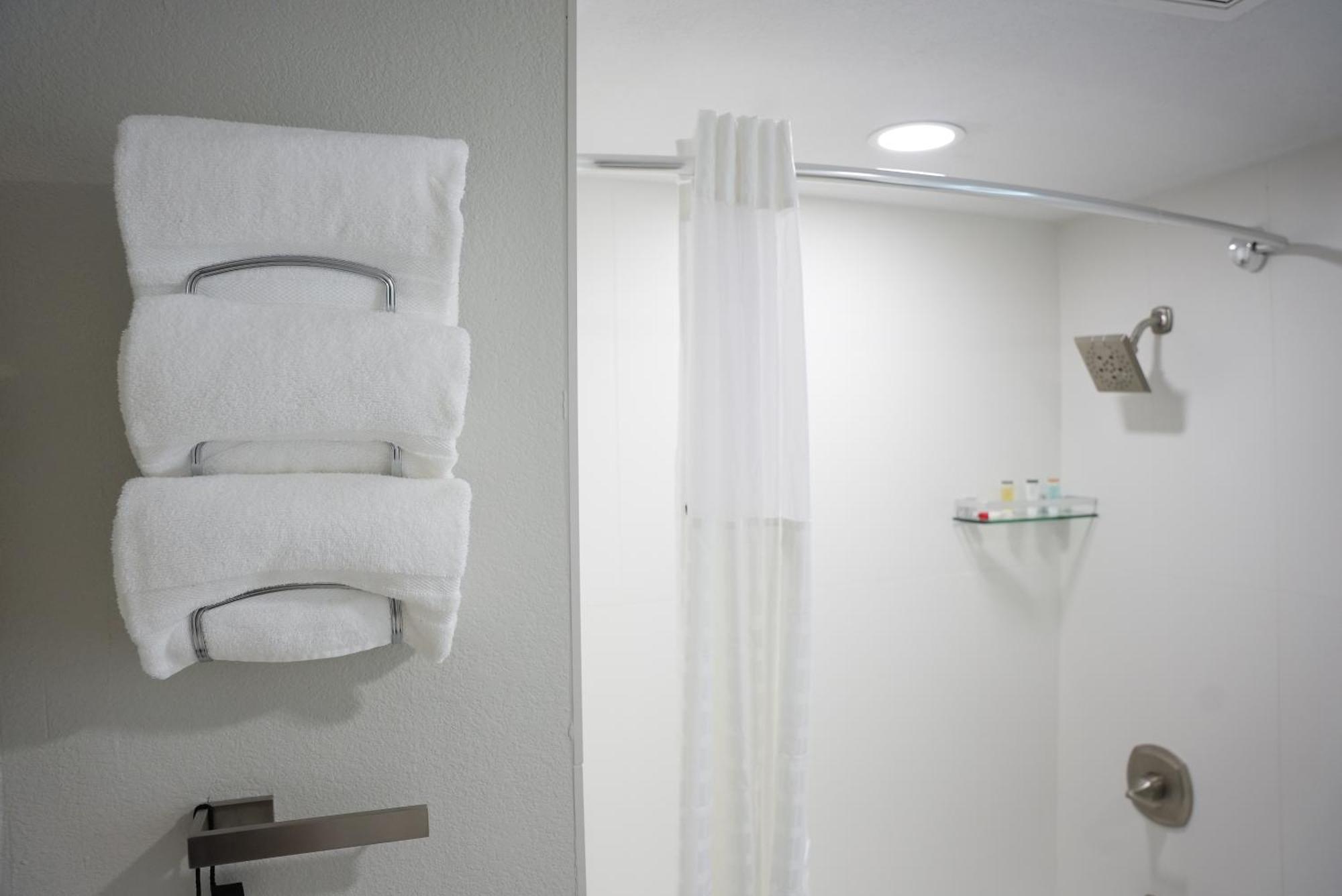 מלון אירווינג Ramada By Wyndham Dfw Airport מראה חיצוני תמונה