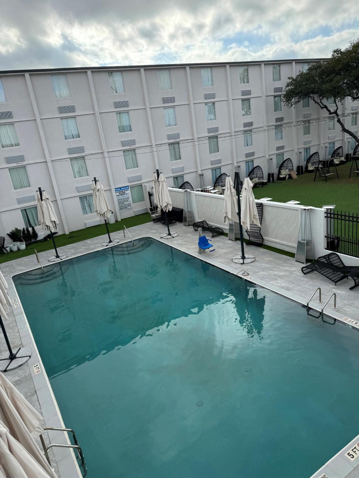 מלון אירווינג Ramada By Wyndham Dfw Airport מראה חיצוני תמונה