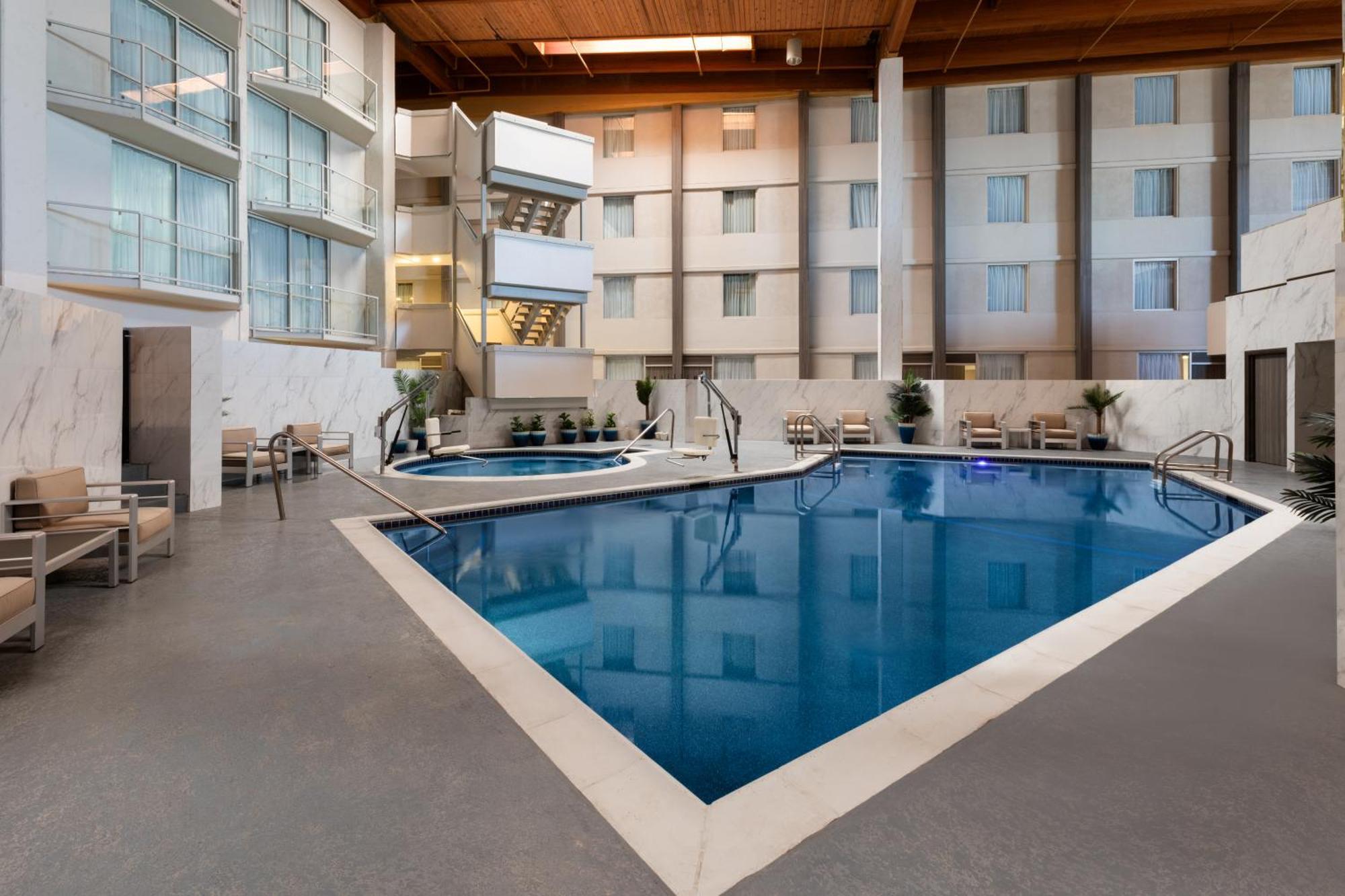 מלון אירווינג Ramada By Wyndham Dfw Airport מראה חיצוני תמונה
